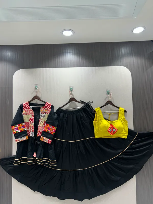 ANOKHI_COLLECTION-lehenge_choliBlack,_Yellow