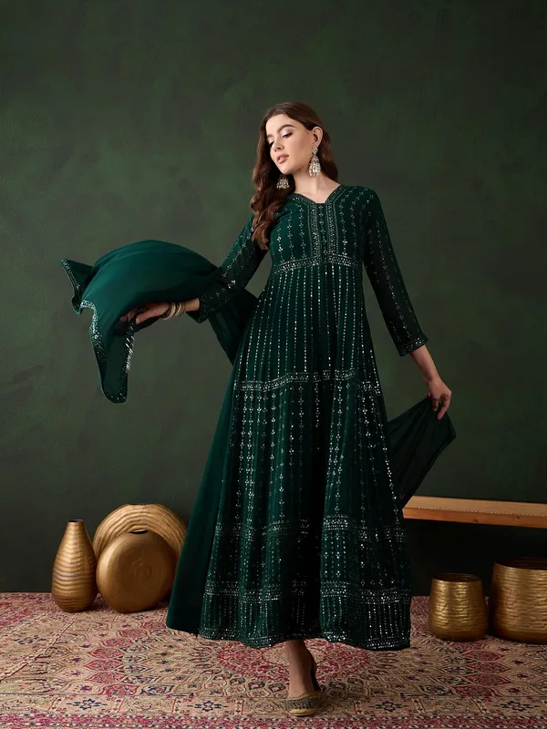 Elegant_Embroidered_Anarkali_Gown_With_V_Neck_And_Lace_Dupatta