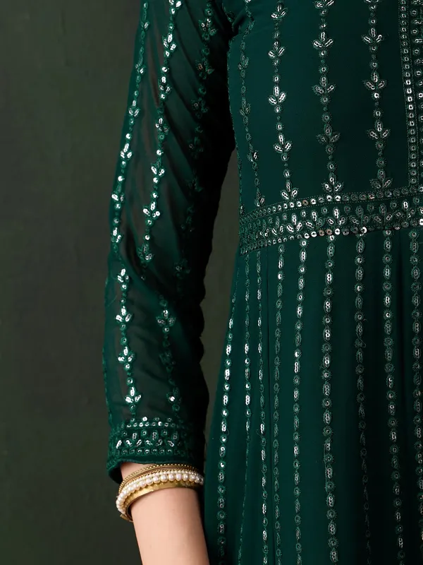 Elegant_Embroidered_Anarkali_Gown_With_V_Neck_And_Lace_Dupatta