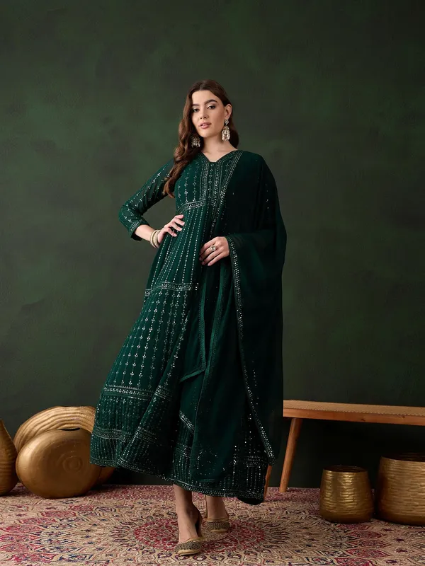 Elegant_Embroidered_Anarkali_Gown_With_V_Neck_And_Lace_Dupatta