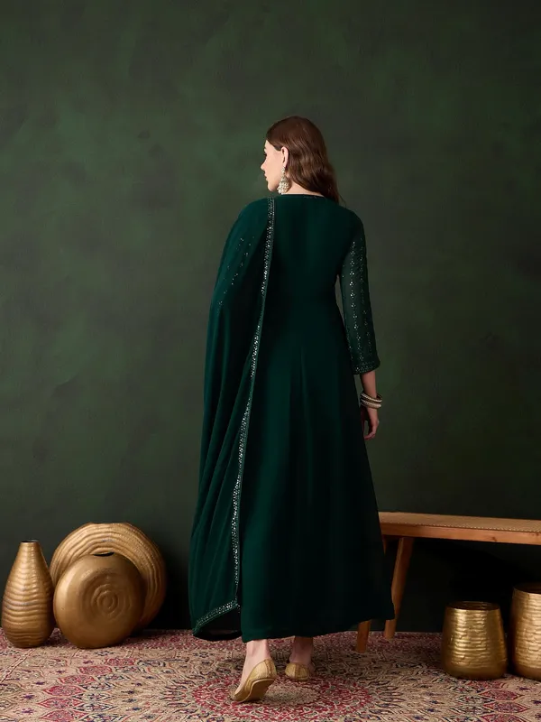 Elegant_Embroidered_Anarkali_Gown_With_V_Neck_And_Lace_Dupatta