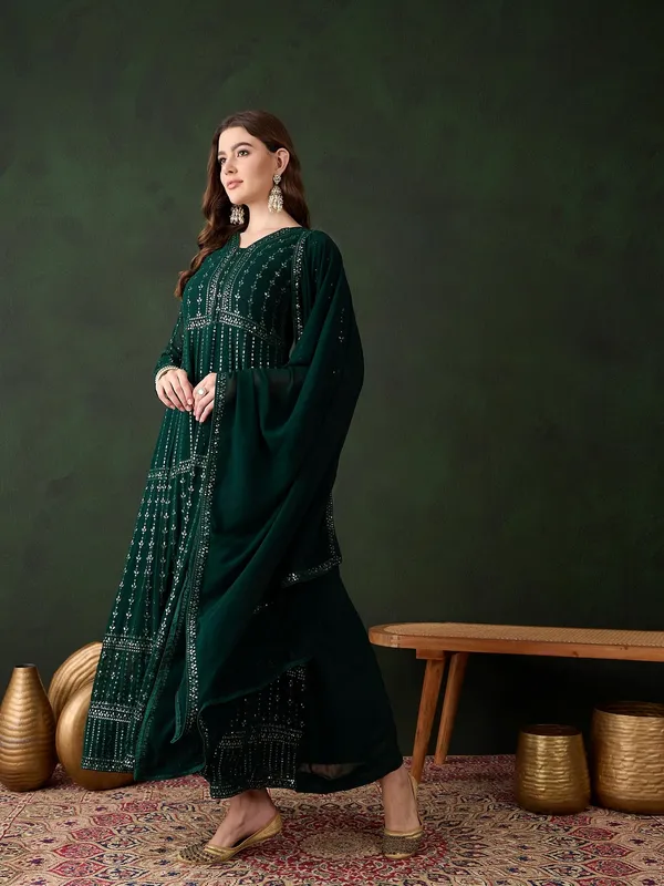 Elegant_Embroidered_Anarkali_Gown_With_V_Neck_And_Lace_Dupatta
