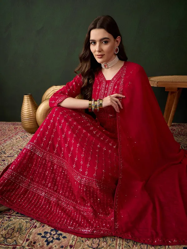 Elegant_Embroidered_Anarkali_Gown_With_V_Neck_And_Lace_Dupatta