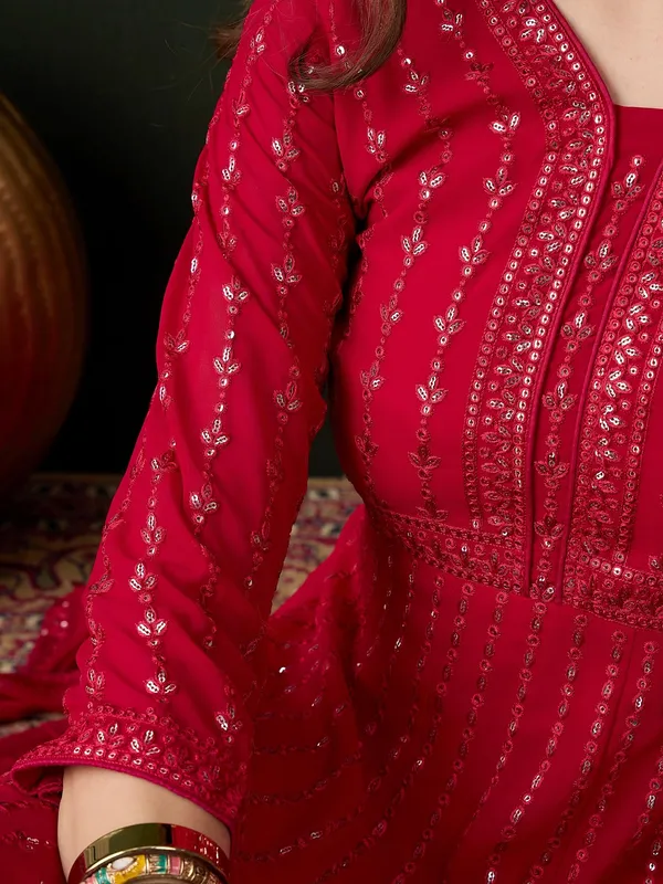 Elegant_Embroidered_Anarkali_Gown_With_V_Neck_And_Lace_Dupatta