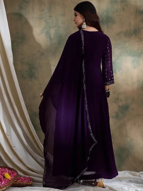 Elegant_Embroidered_Anarkali_Gown_With_V_Neck_And_Lace_Dupatta
