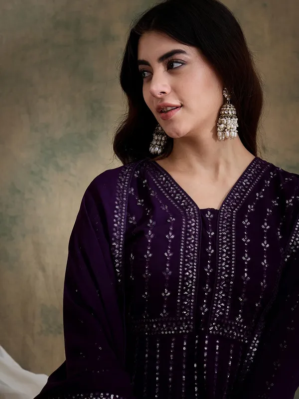 Elegant_Embroidered_Anarkali_Gown_With_V_Neck_And_Lace_Dupatta