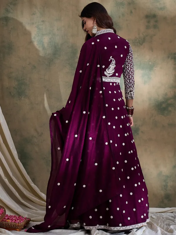 Magnificent_Embroidered_Vichitra_Silk_Anarkali_Lehenga_Set_With_Dupatta