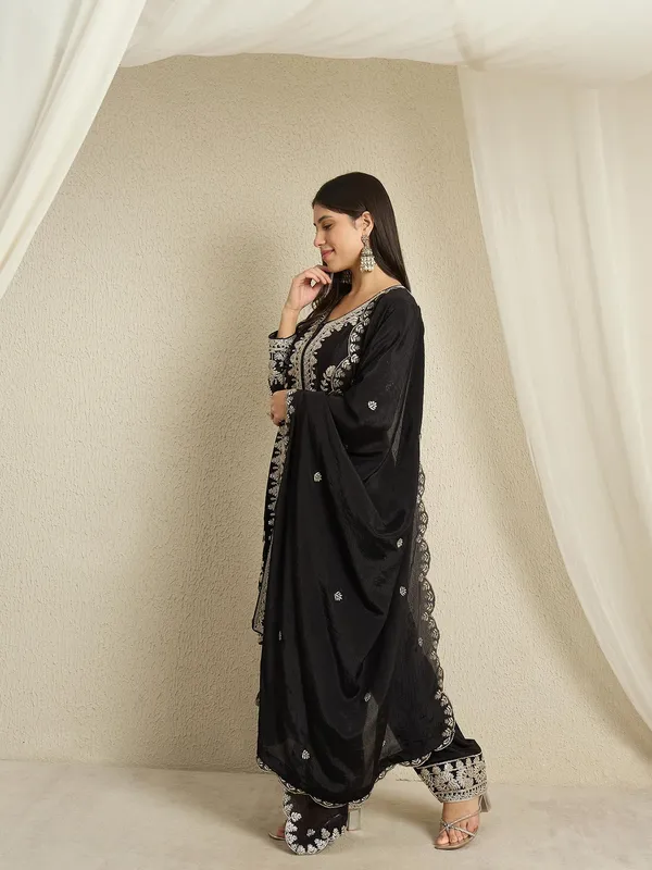 Captivating_Black_Embroidered_Chinon_Kurta_Palazzo_Set