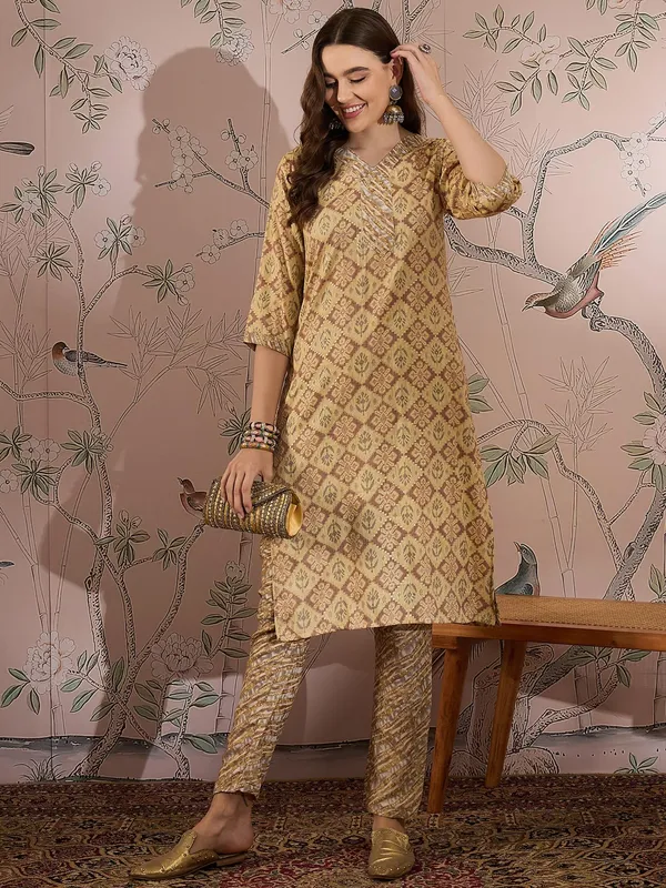 Printed_Straight_Kurta_With_Bottom_V-Neck_Thread_Detailing,_3/4_Sleeve_Stitched_Cotton_Set
