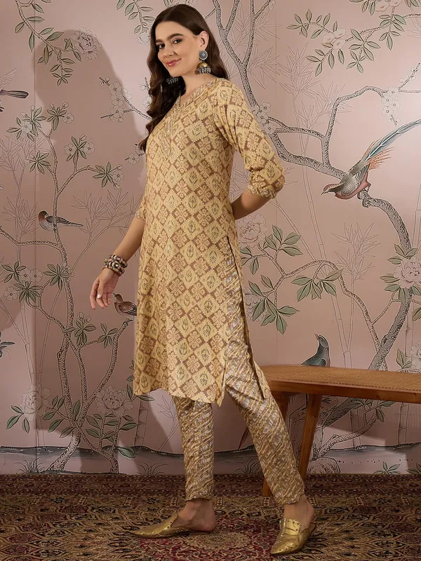 Printed_Straight_Kurta_With_Bottom_V-Neck_Thread_Detailing,_3/4_Sleeve_Stitched_Cotton_Set