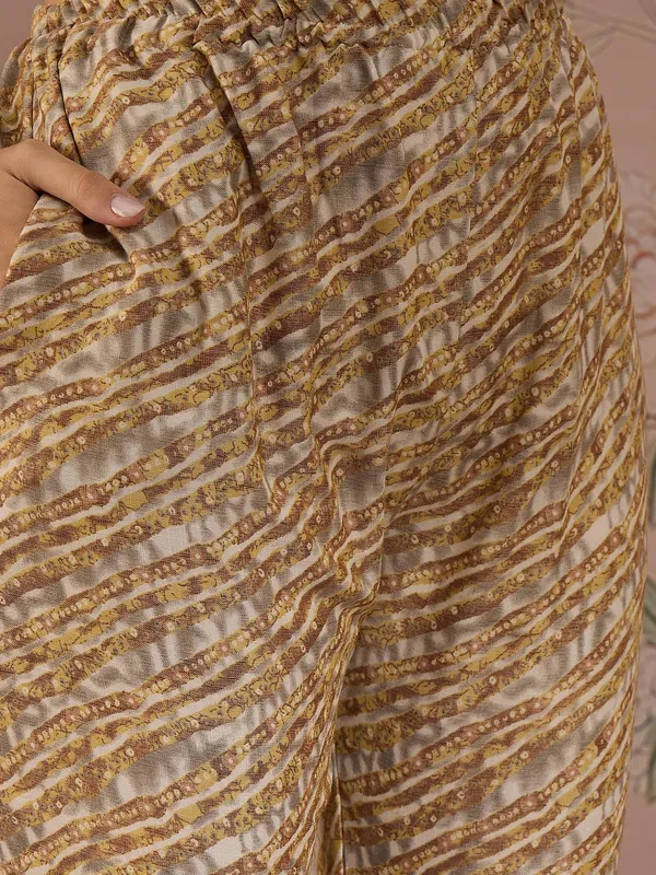 Printed_Straight_Kurta_With_Bottom_V-Neck_Thread_Detailing,_3/4_Sleeve_Stitched_Cotton_Set