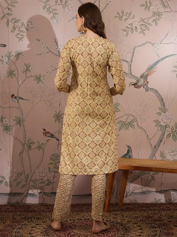 Printed_Straight_Kurta_With_Bottom_V-Neck_Thread_Detailing,_3/4_Sleeve_Stitched_Cotton_Set