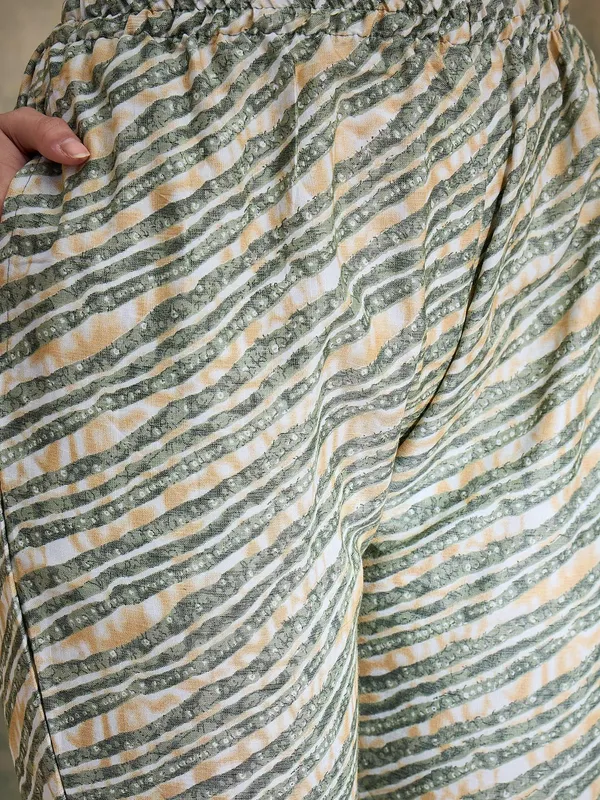 Printed_Straight_Kurta_With_Bottom_V-Neck_Thread_Detailing,_3/4_Sleeve_Stitched_Cotton_Set