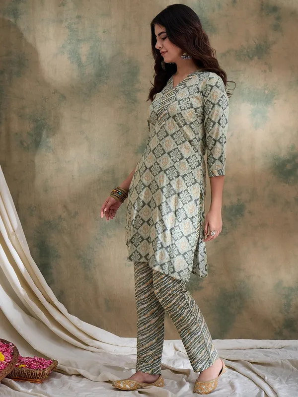 Printed_Straight_Kurta_With_Bottom_V-Neck_Thread_Detailing,_3/4_Sleeve_Stitched_Cotton_Set