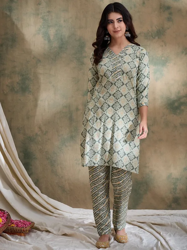 Printed_Straight_Kurta_With_Bottom_V-Neck_Thread_Detailing,_3/4_Sleeve_Stitched_Cotton_Set