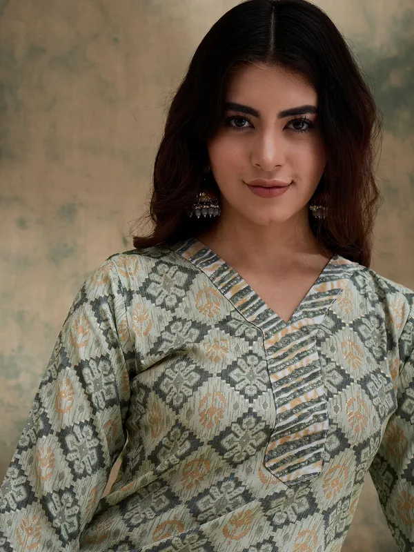Printed_Straight_Kurta_With_Bottom_V-Neck_Thread_Detailing,_3/4_Sleeve_Stitched_Cotton_Set