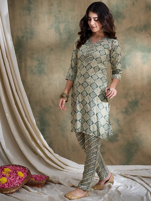 Printed_Straight_Kurta_With_Bottom_V-Neck_Thread_Detailing,_3/4_Sleeve_Stitched_Cotton_Set