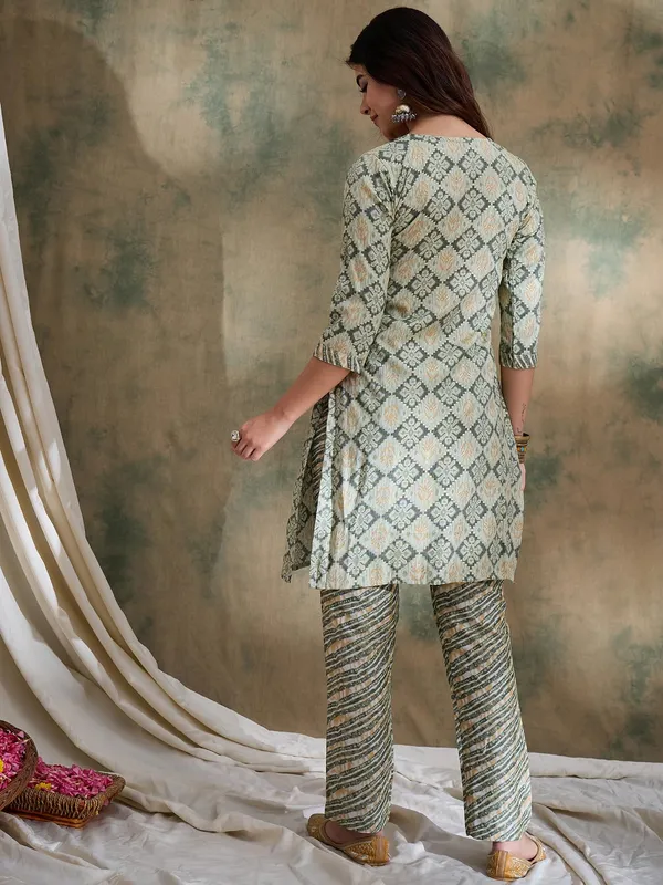 Printed_Straight_Kurta_With_Bottom_V-Neck_Thread_Detailing,_3/4_Sleeve_Stitched_Cotton_Set