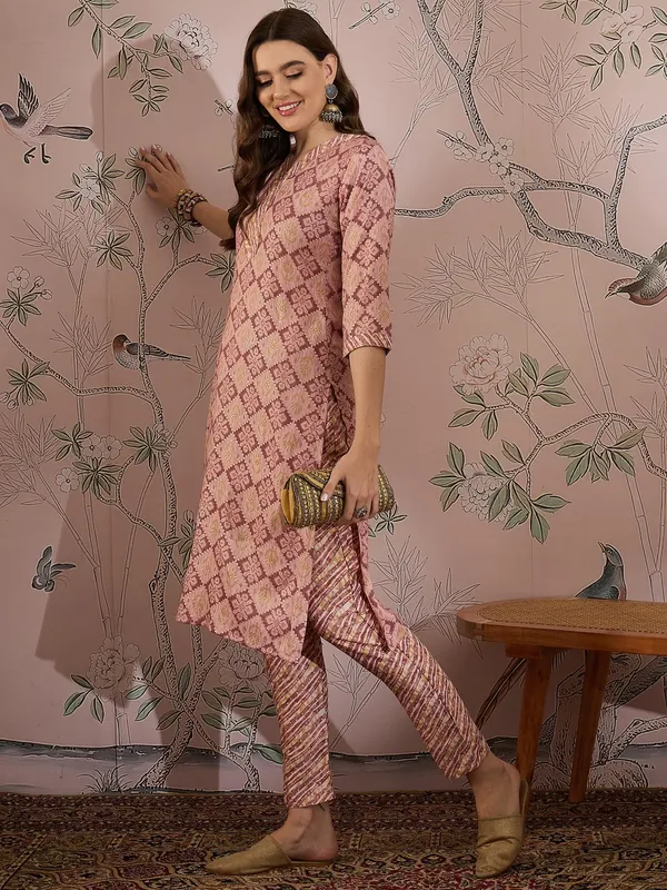 Printed_Straight_Kurta_With_Bottom_V-Neck_Thread_Detailing,_3/4_Sleeve_Stitched_Cotton_Set