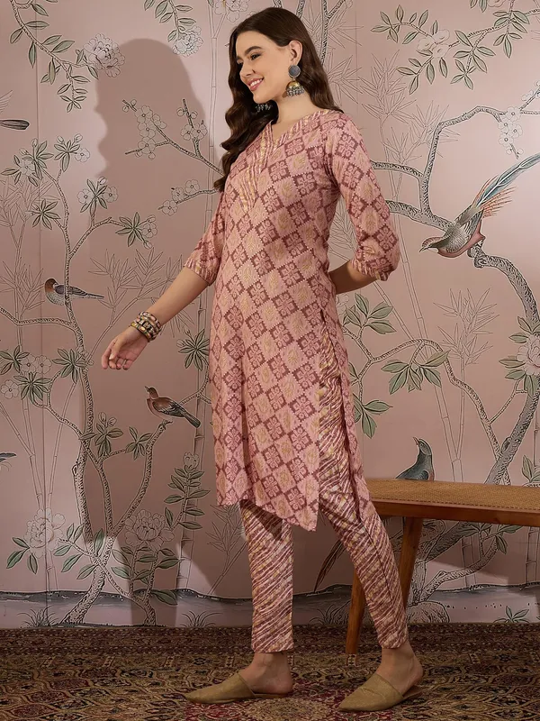Printed_Straight_Kurta_With_Bottom_V-Neck_Thread_Detailing,_3/4_Sleeve_Stitched_Cotton_Set