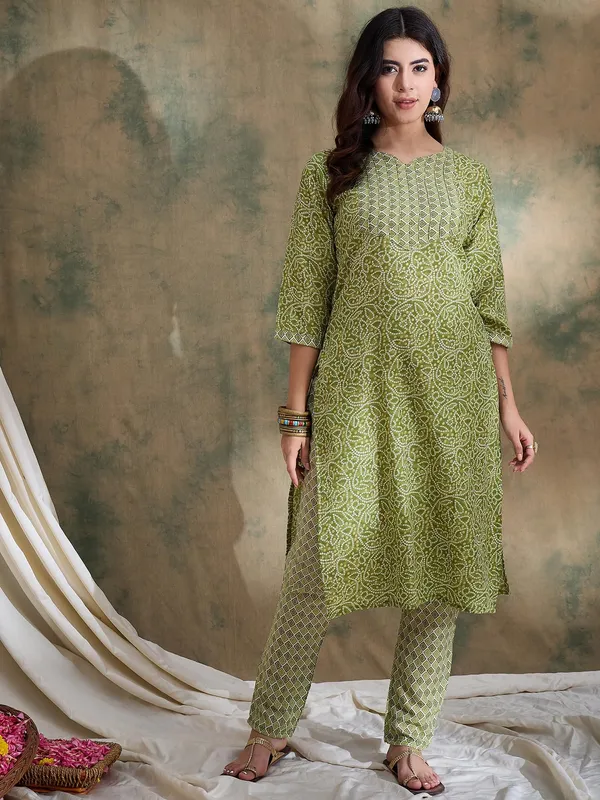 Printed_Straight_Kurta_With_Bottom_Notch_Neck,_3/4_Sleeve_Stitched_Cotton_Set