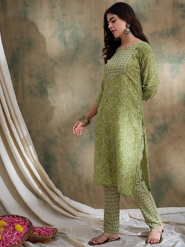 Printed_Straight_Kurta_With_Bottom_Notch_Neck,_3/4_Sleeve_Stitched_Cotton_Set