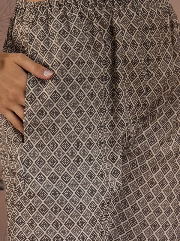 Printed_Straight_Kurta_With_Bottom_Notch_Neck,_3/4_Sleeve_Stitched_Cotton_Set