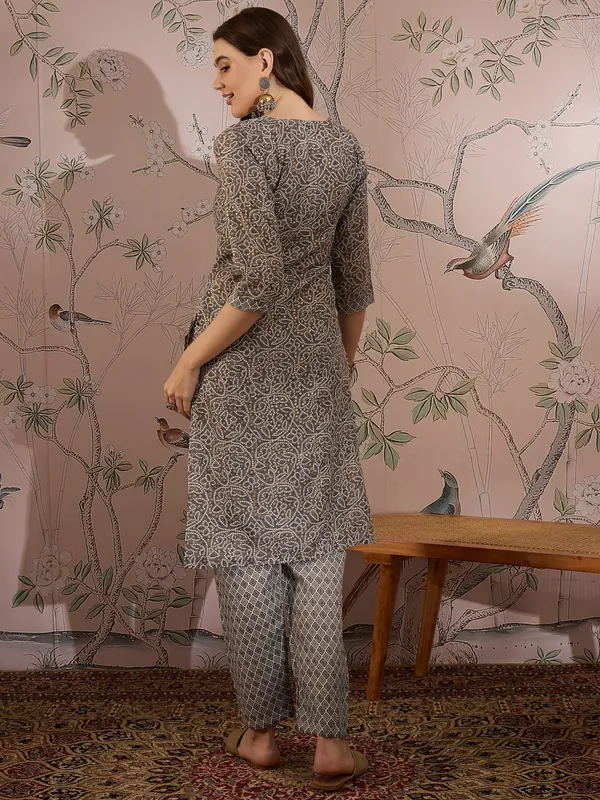 Printed_Straight_Kurta_With_Bottom_Notch_Neck,_3/4_Sleeve_Stitched_Cotton_Set
