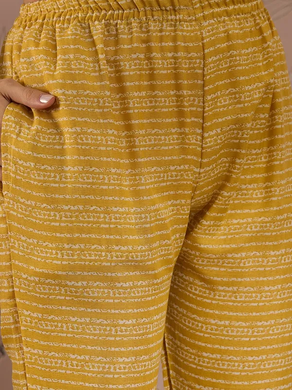 Printed_Straight_Kurta_With_Bottom_Notch_Neck,_3/4_Sleeve_Stitched_Cotton_Set