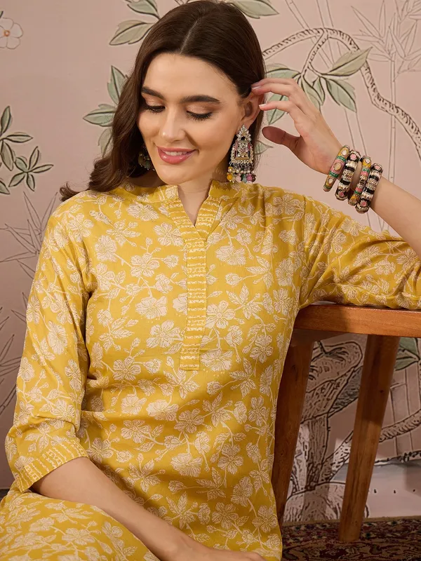 Printed_Straight_Kurta_With_Bottom_Notch_Neck,_3/4_Sleeve_Stitched_Cotton_Set
