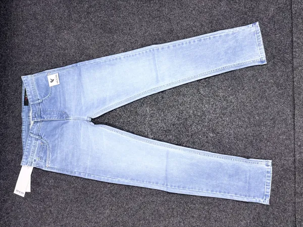 Light_Blue_Denim_Regular_Fit_Jeans_For_Men