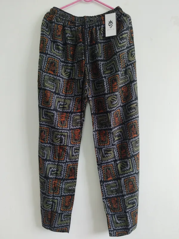 Black_Printed_Relaxed_Fit_Pants_for_Men