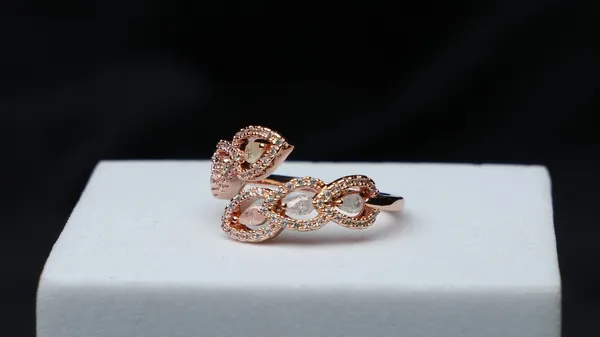 Lush_Radiance_Teardrop_Ring