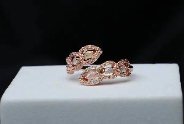 Lush_Radiance_Teardrop_Ring