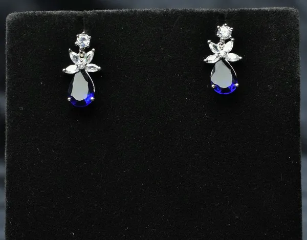 Elegant_Crystal_Drop_Studs