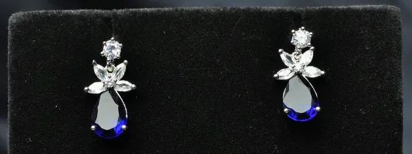 Elegant_Crystal_Drop_Studs