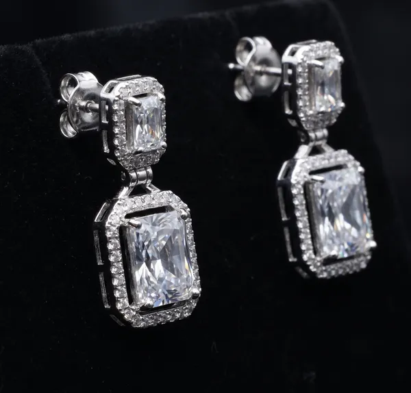 Diamond_Glow_Drop_Earrings