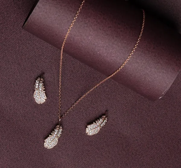 Feather_Glow_Cz_Pendant_Set