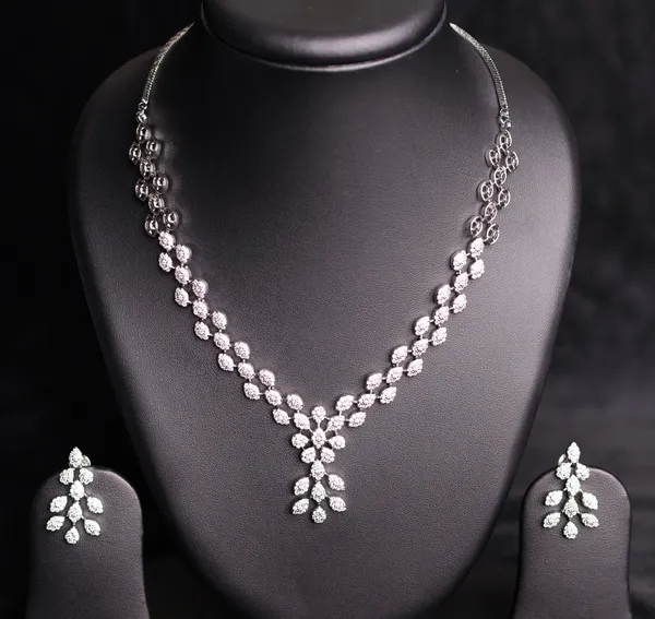 Elina_Spark_Necklace_Set