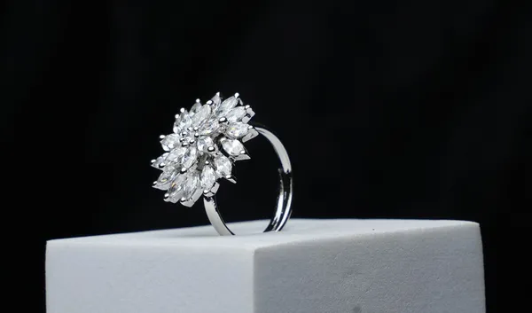 Daisy_Radiance_Ring