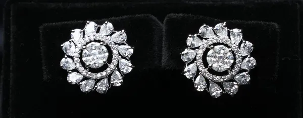 Floral_Radiance_Stud_Earrings