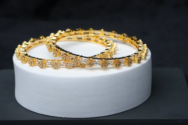 Golden_Petal_Bangle_Set