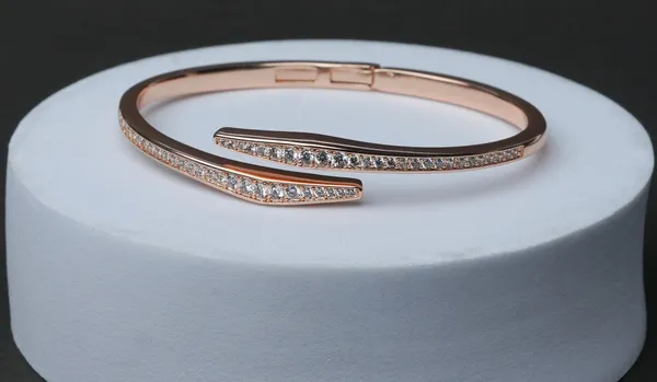 Leaf_Curve_Sparkle_Open_Bracelet