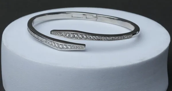 Leaf_Curve_Sparkle_Open_Bracelet
