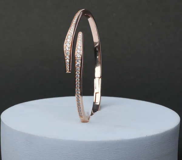 Leaf_Curve_Sparkle_Open_Bracelet