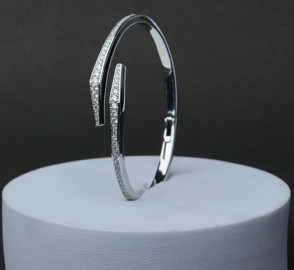 Leaf_Curve_Sparkle_Open_Bracelet