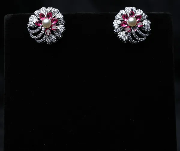 Dazzle_Bloom_Pearl_Studs