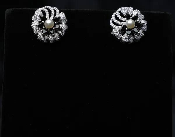 Dazzle_Bloom_Pearl_Studs