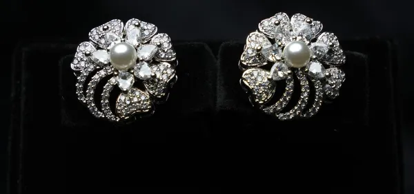 Dazzle_Bloom_Pearl_Studs
