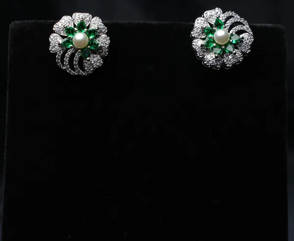 Dazzle_Bloom_Pearl_Studs